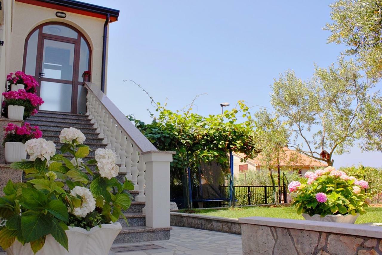 Room Kris With Private Entrance & Private Bathroom Vilanija Exterior photo
